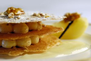 Croustillant aux noix du Périgord caramélisées et son coulis de poires - Le Verger de Barnabé