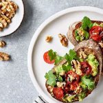 Tartine avocat roquette tomate et noix - Le Verger de Barnabé