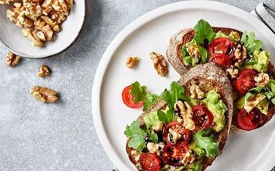 Tartines avocat, roquette, tomates et Noix du Périgord