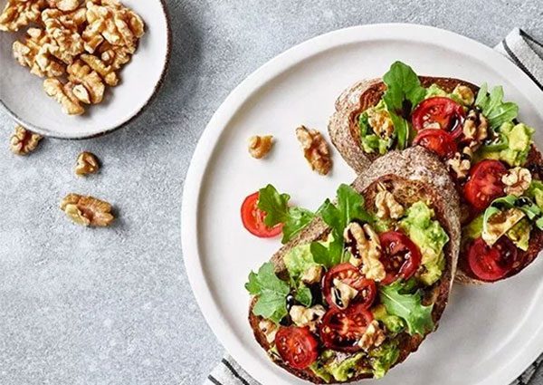 Tartine avocat roquette tomate et noix - Le Verger de Barnabé